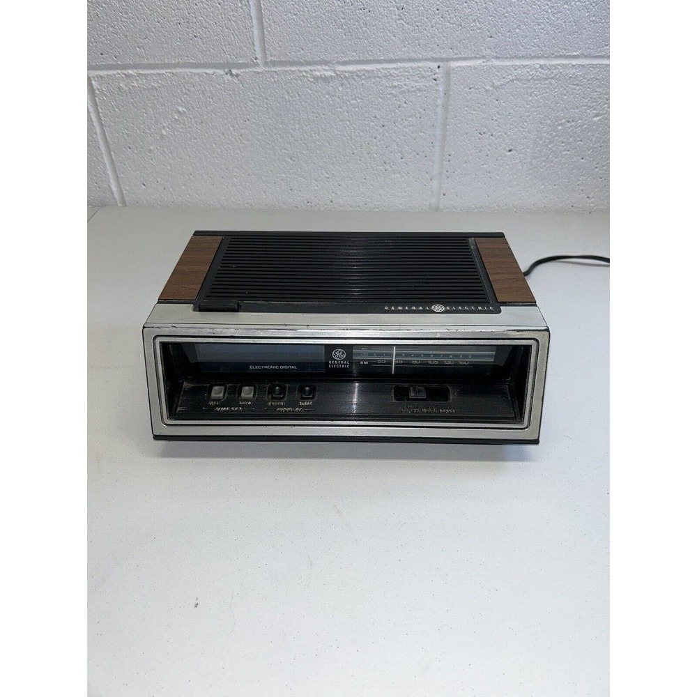 Vintage General Electric Radio Alarm Clock FM/AM Wood‎ Grain Model 7-4659A